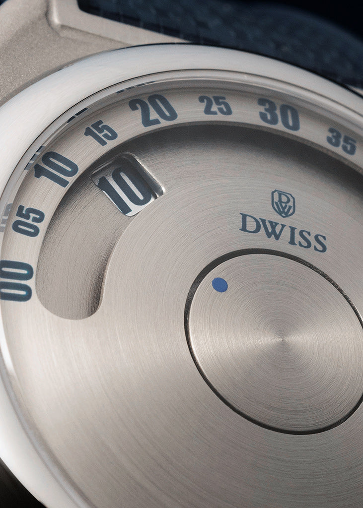 Gros plan sur le cadran argent de la DWISS S1, disque satellite affichant l'heure 10 sur l'arc gradué