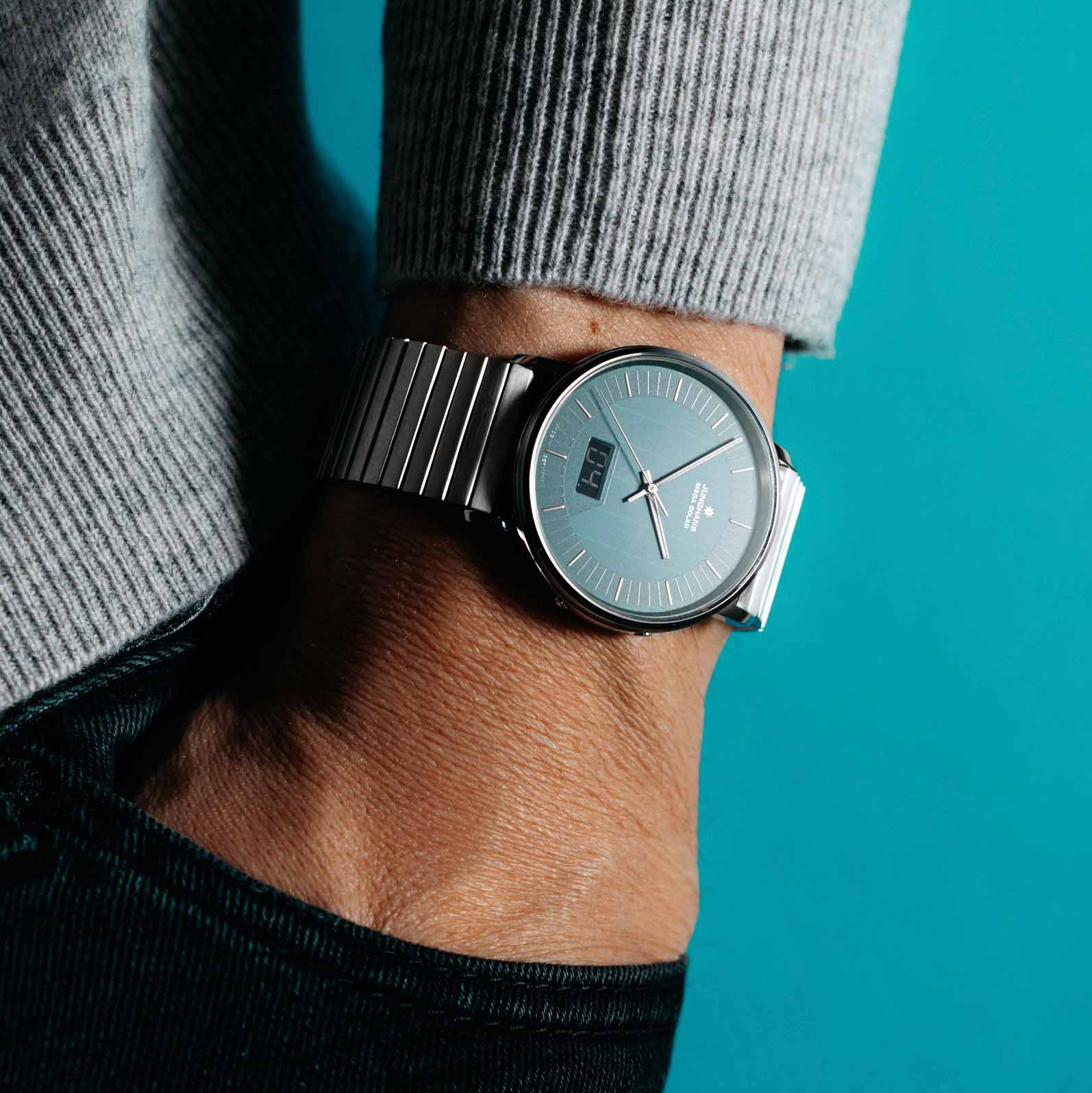 Junghans Milano MEGA Solar au cadran petrol, portée au poignet avec bracelet acier articulé